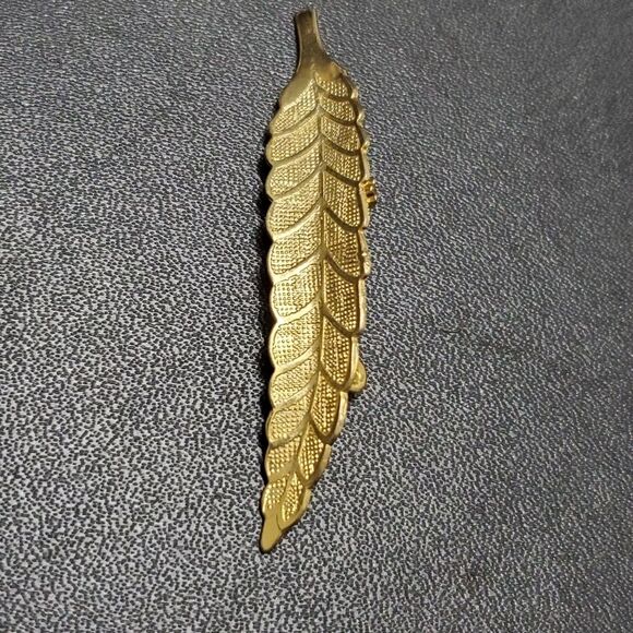 Gold tone leaf brooch - Picture 3 of 8